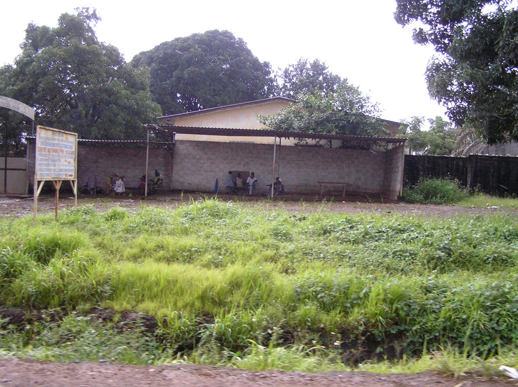 Maison et rue en terre dans un quartier de Conakry