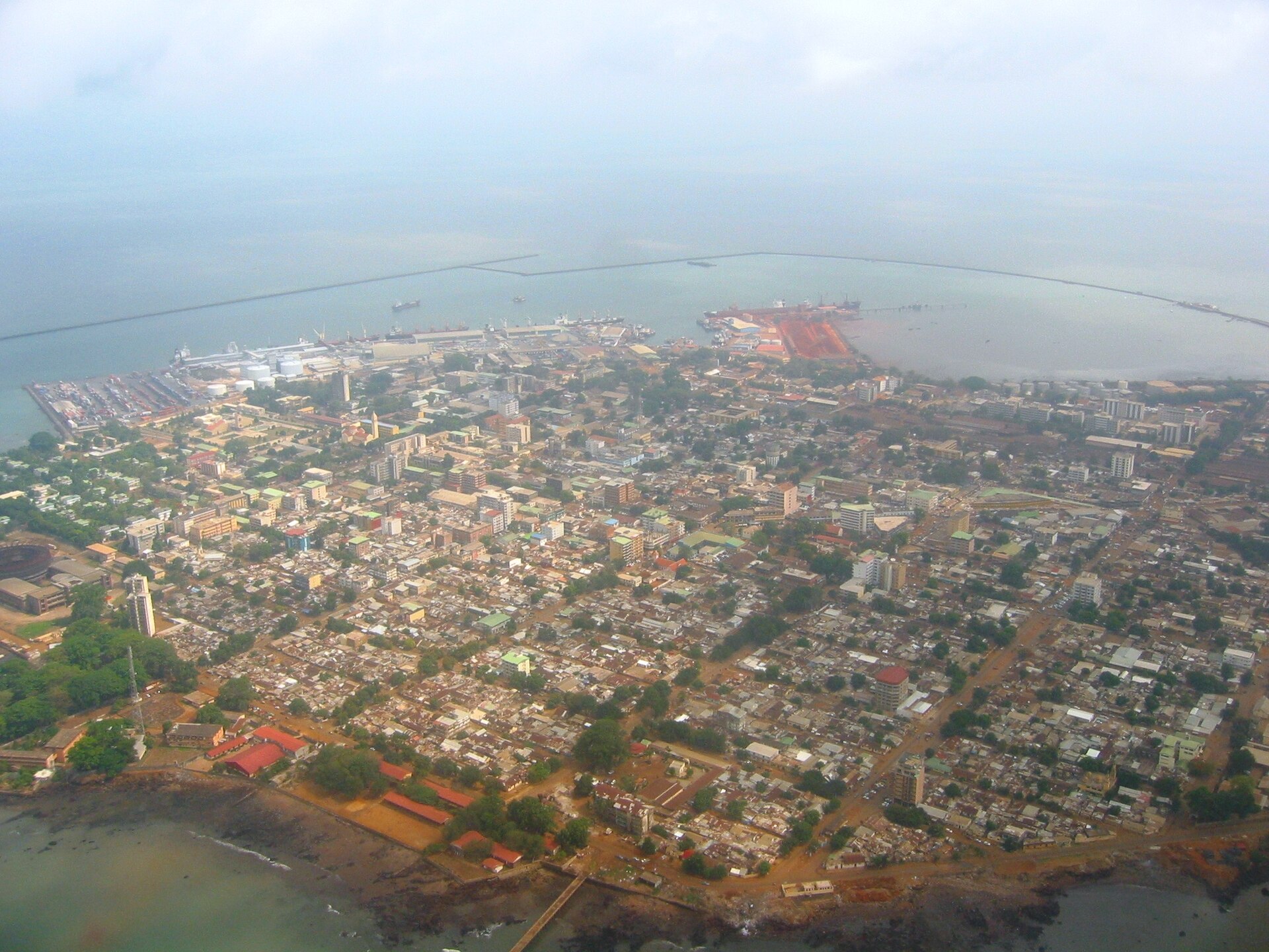 Vue aérienne de Conakry, ses quartiers et la côte atlantique